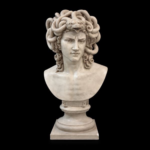 Testa di giovane uomo come Medusa, scultura in marmo bianco