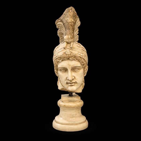 Testa di Marte con elmo piumato, scultura in marmo bianco