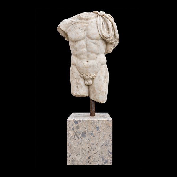 Torso virile con clamide, scultura in marmo bianco