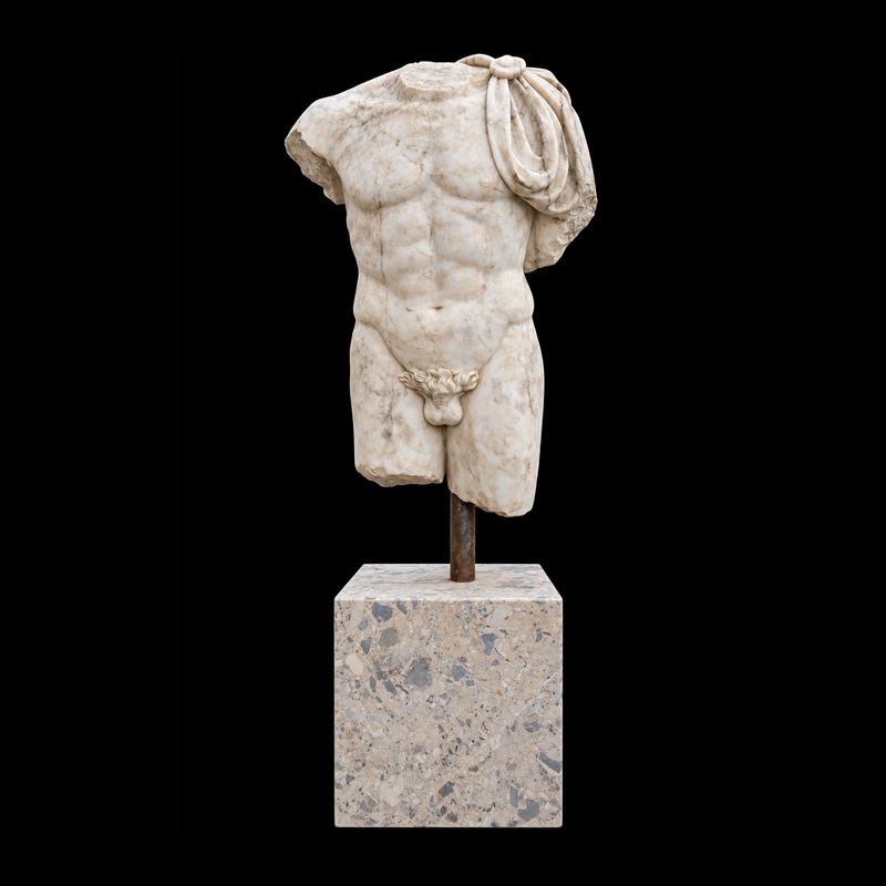 Torso Virile con Clamide, Scultura in Marmo Bianco