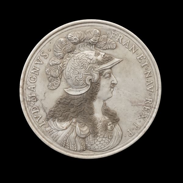Grande medaglione in marmo bianco raffigurante il profilo di Luigi XIV