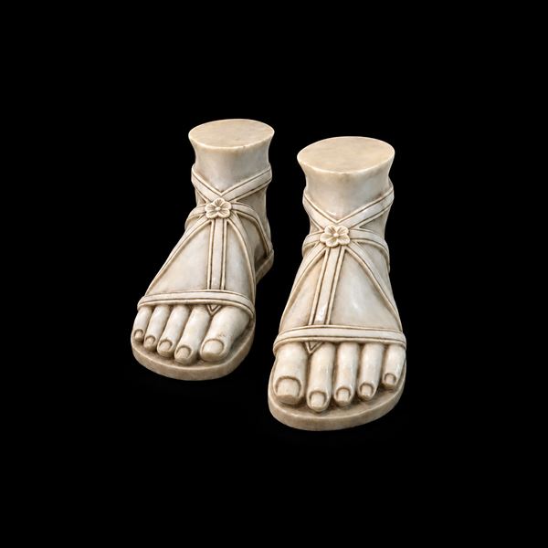 Coppia di piedi in marmo bianco calzati di sandali